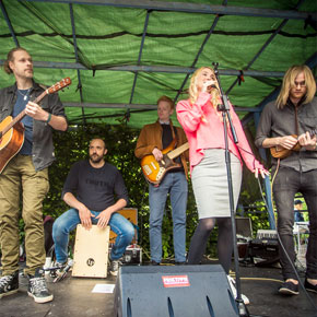 Friktion spelar på Vintervikens trädgårdscafé under sommaren 2017. Foto av Youssef Boulkaid photography (yboulkaid.com)