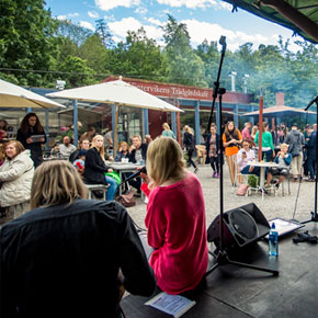 Friktion Spelar på Vintervikens trädgårdscafé 2017. Foto: Youssef Boulkaid photography (yboulkaid.com)