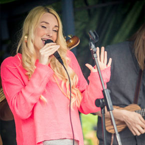 Friktion spelar på Vintervikens trädgårdscafé 2017. Foto: Youssef Boulkaid photography (yboulkaid.com)