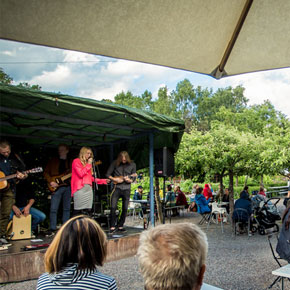 Friktion spelar på Vintervikens trädgårdscafé 2017. Foto: Youssef Boulkaid photography (yboulkaid.com)